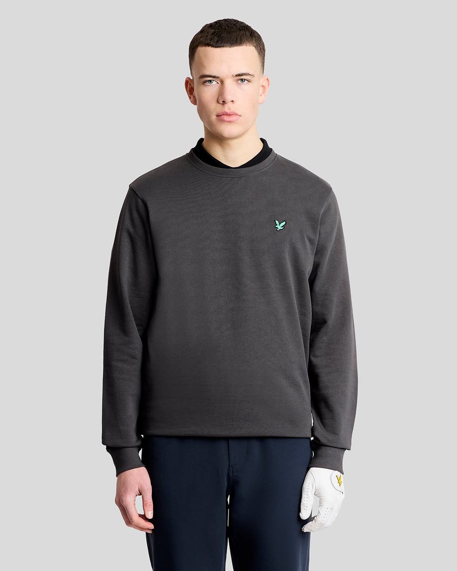 Mann trägt ein „Green Eagle“ Baumwoll-Sweatshirt mit Rundhalsausschnitt in der Farbe „Gunmetal“