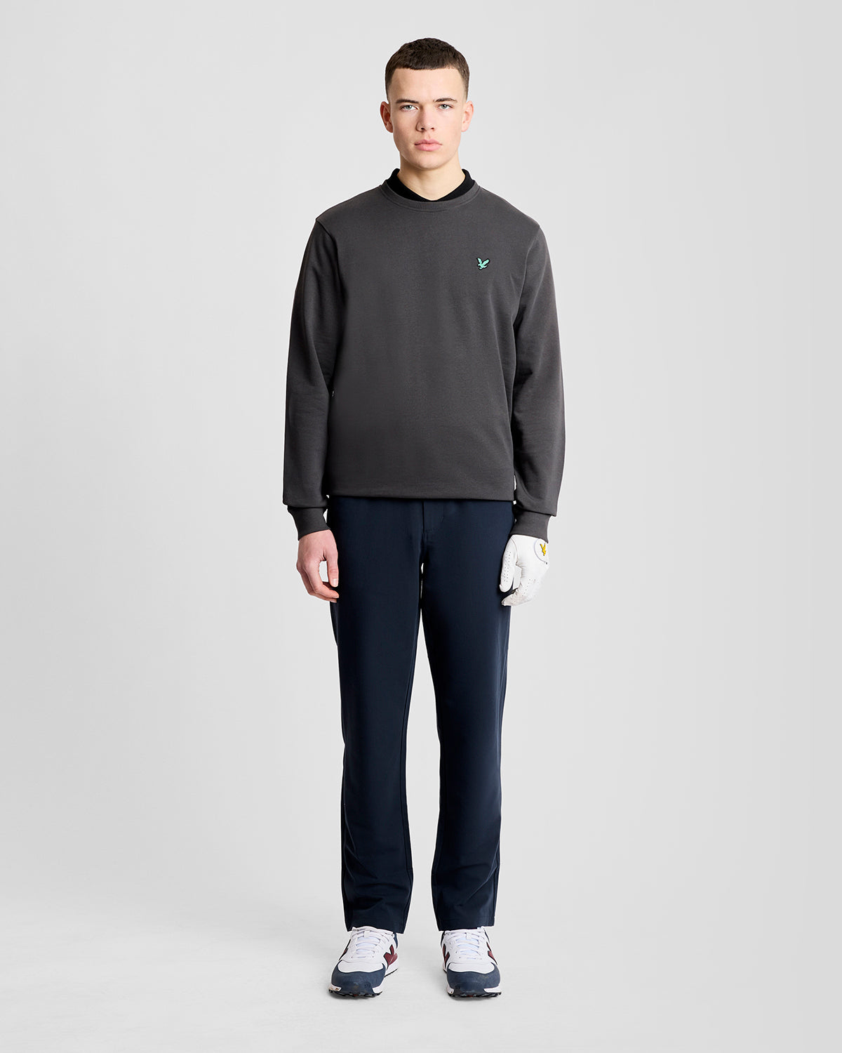 Mann trägt ein „Green Eagle“ Baumwoll-Sweatshirt mit Rundhalsausschnitt in der Farbe „Gunmetal“