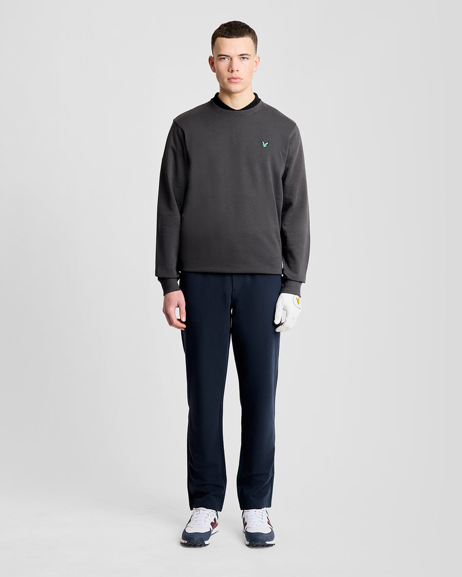 Mann trägt ein „Green Eagle“ Baumwoll-Sweatshirt mit Rundhalsausschnitt in der Farbe „Gunmetal“