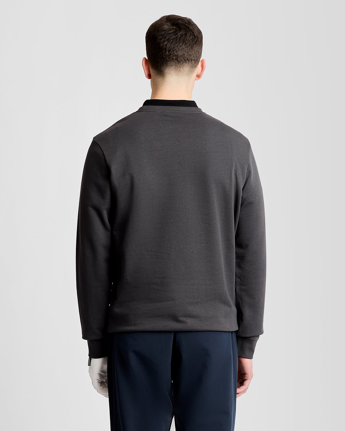 Mann trägt ein „Green Eagle“ Baumwoll-Sweatshirt mit Rundhalsausschnitt in der Farbe „Gunmetal“