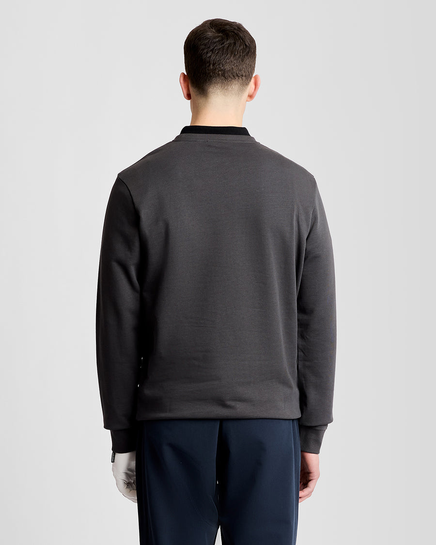 Mann trägt ein „Green Eagle“ Baumwoll-Sweatshirt mit Rundhalsausschnitt in der Farbe „Gunmetal“