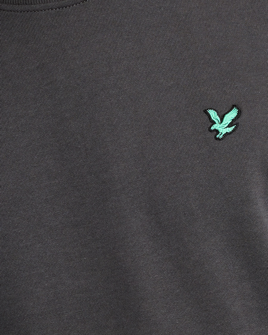 Mann trägt ein „Green Eagle“ Baumwoll-Sweatshirt mit Rundhalsausschnitt in der Farbe „Gunmetal“