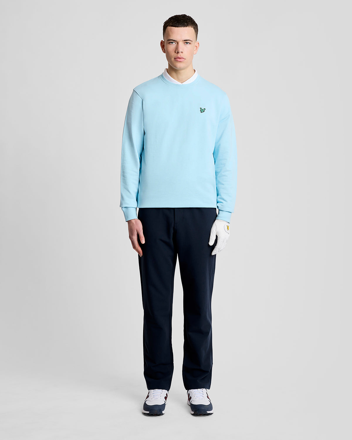 Mann trägt ein „Green Eagle“ Baumwoll-Sweatshirt mit Rundhalsausschnitt in der Farbe „Sea Breeze Blue“