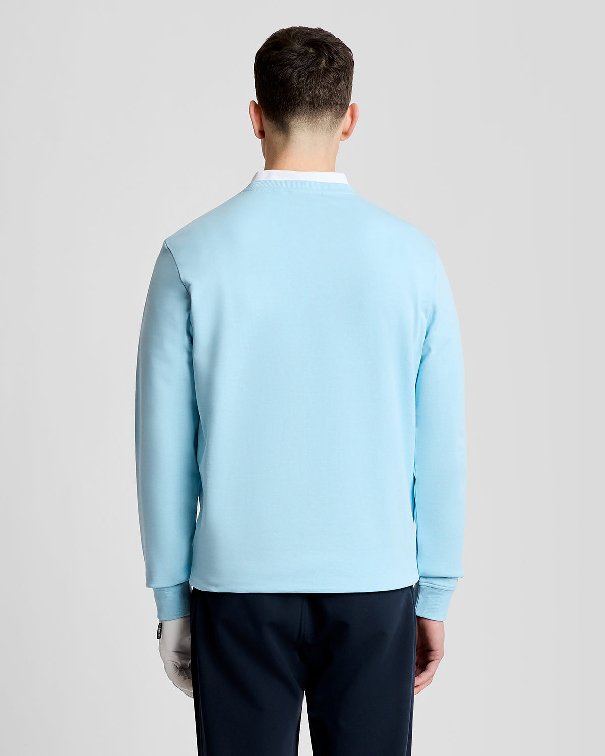 Mann trägt ein „Green Eagle“ Baumwoll-Sweatshirt mit Rundhalsausschnitt in der Farbe „Sea Breeze Blue“
