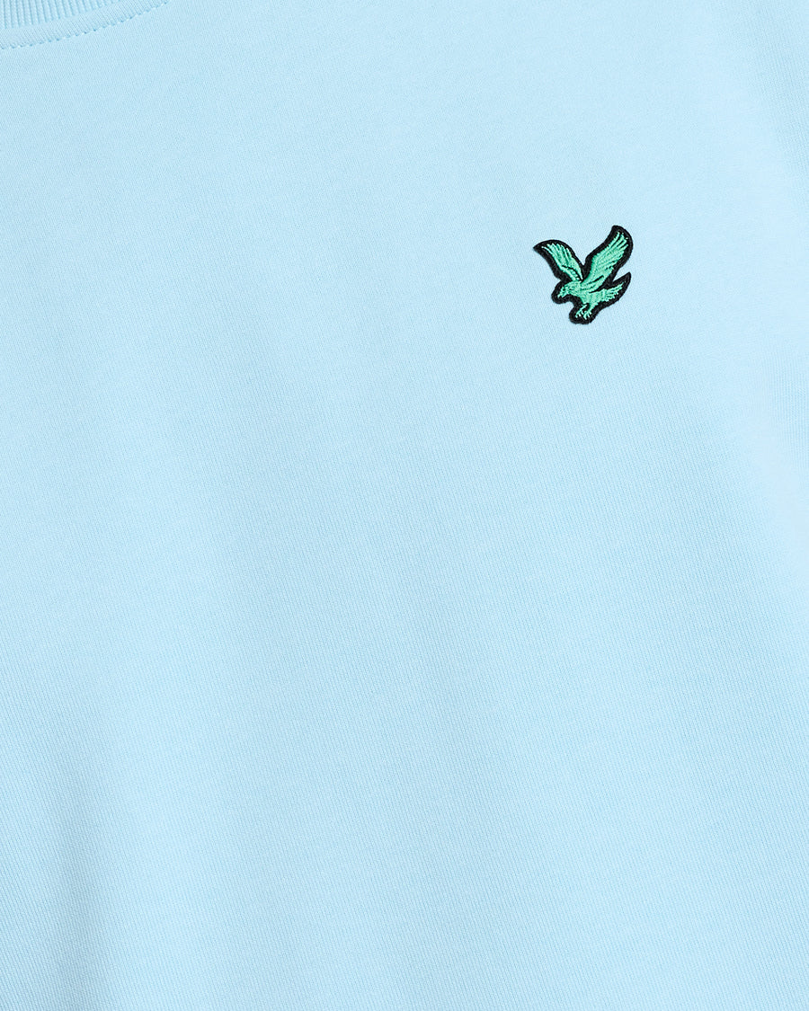 Mann trägt ein „Green Eagle“ Baumwoll-Sweatshirt mit Rundhalsausschnitt in der Farbe „Sea Breeze Blue“