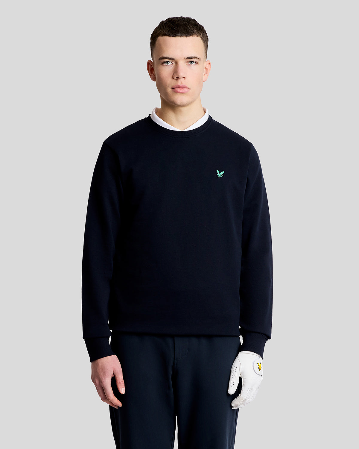 Mann trägt ein „Green Eagle“ Baumwoll-Sweatshirt mit Rundhalsausschnitt in Dunkelblau