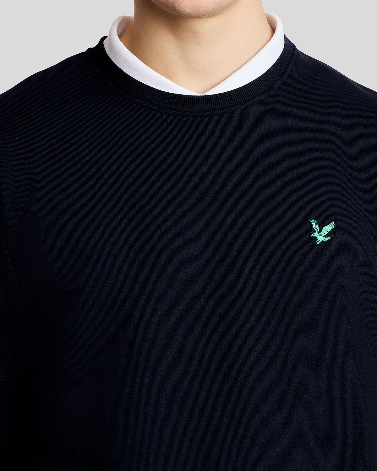 Mann trägt ein „Green Eagle“ Baumwoll-Sweatshirt mit Rundhalsausschnitt in Dunkelblau
