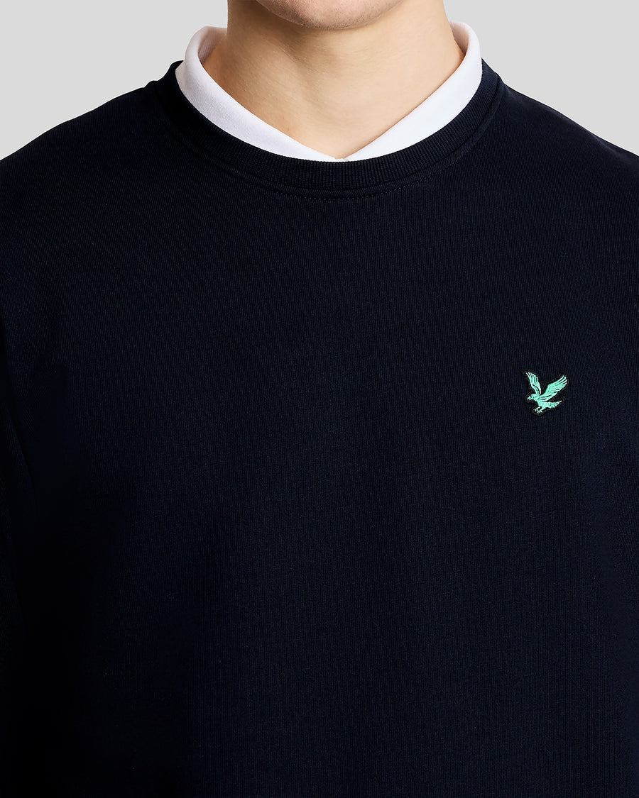 Mann trägt ein „Green Eagle“ Baumwoll-Sweatshirt mit Rundhalsausschnitt in Dunkelblau