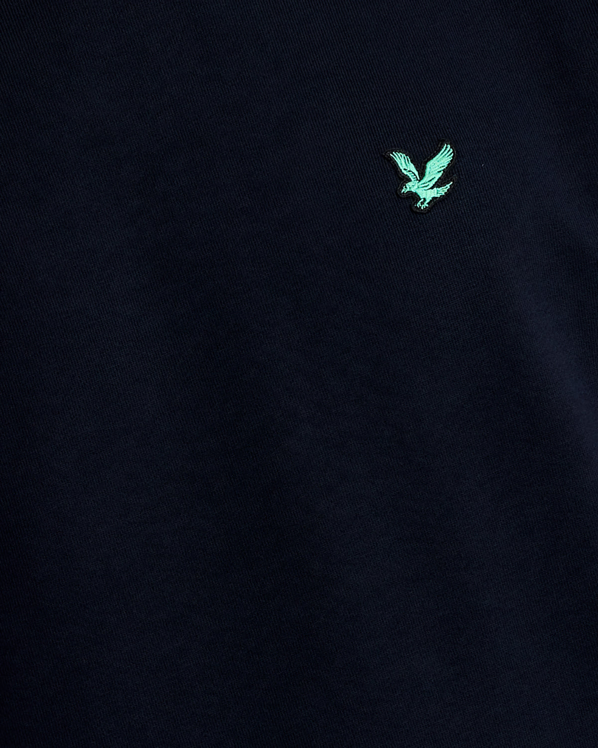 Mann trägt ein „Green Eagle“ Baumwoll-Sweatshirt mit Rundhalsausschnitt in Dunkelblau