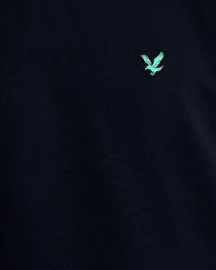 Mann trägt ein „Green Eagle“ Baumwoll-Sweatshirt mit Rundhalsausschnitt in Dunkelblau