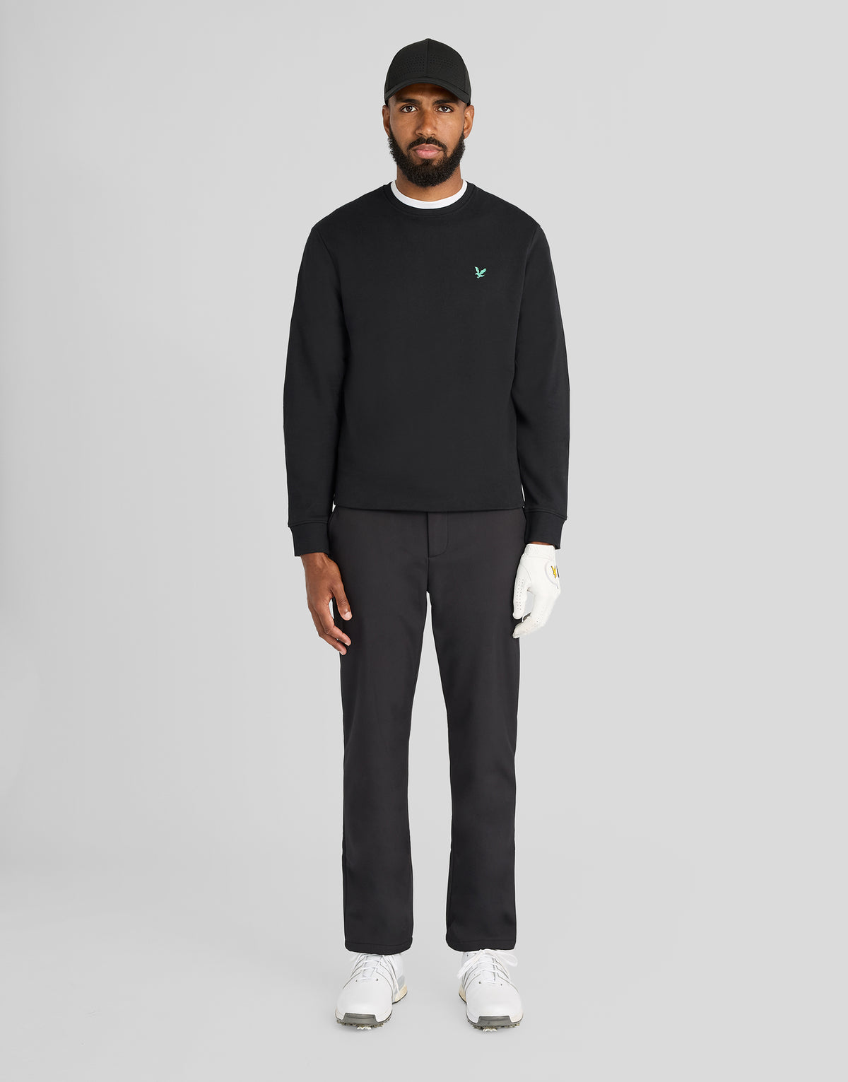 Mann trägt ein „Green Eagle“ Baumwoll-Sweatshirt mit Rundhalsausschnitt in Jet Black