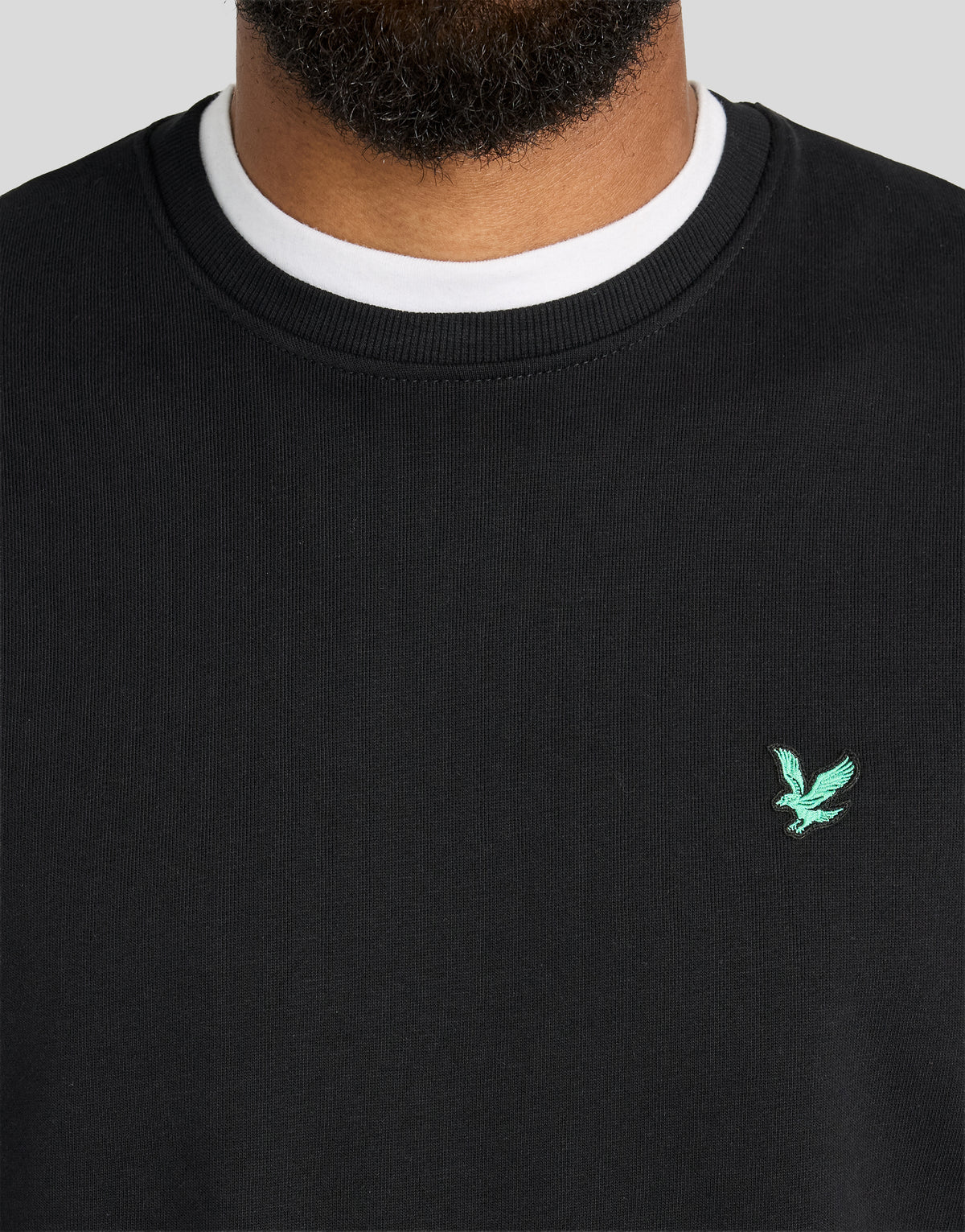 Mann trägt ein „Green Eagle“ Baumwoll-Sweatshirt mit Rundhalsausschnitt in Jet Black