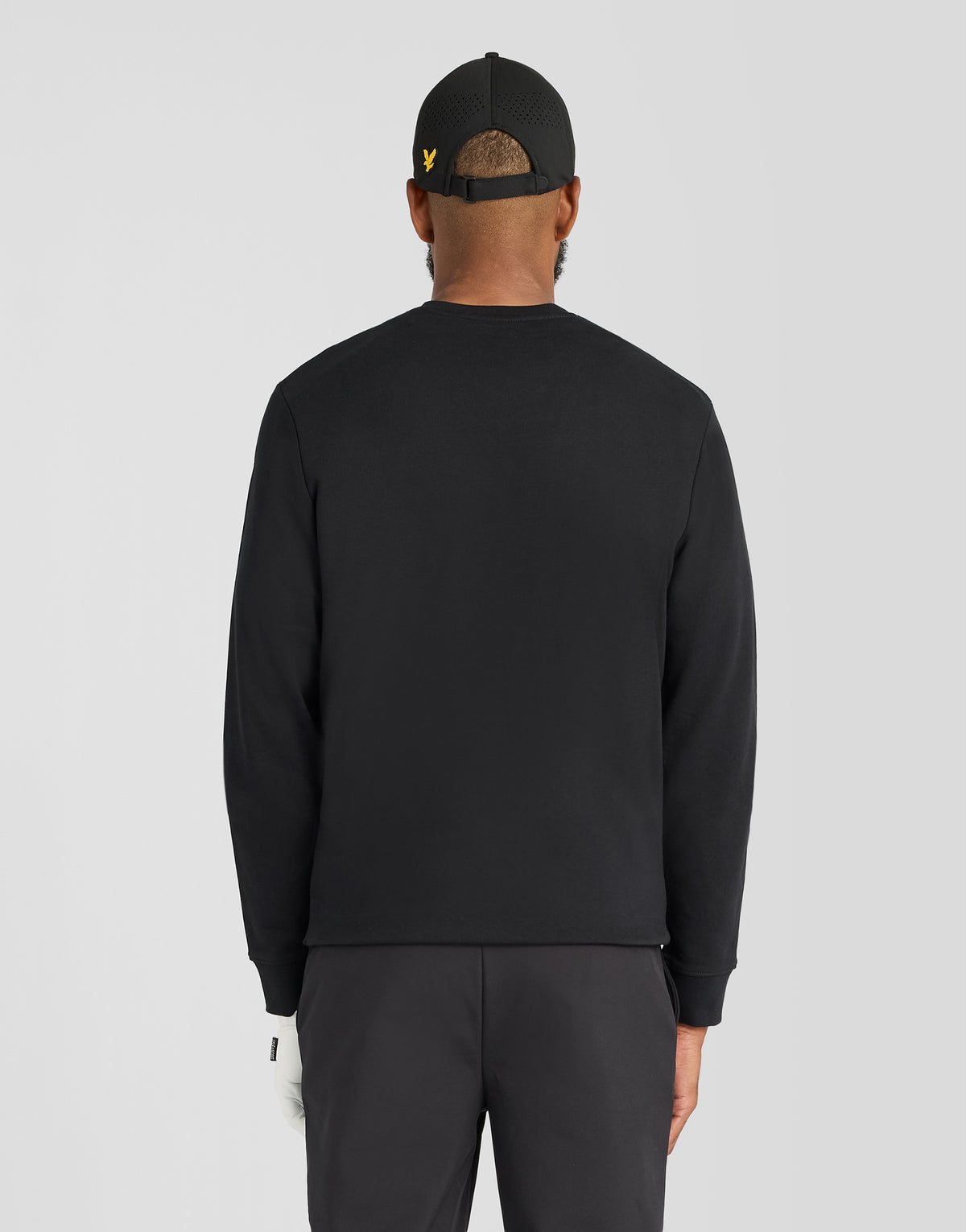 Mann trägt ein „Green Eagle“ Baumwoll-Sweatshirt mit Rundhalsausschnitt in Jet Black