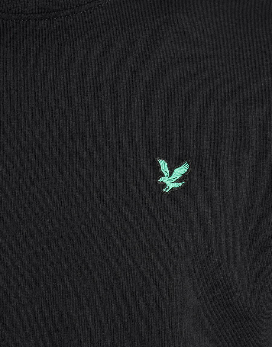 Mann trägt ein „Green Eagle“ Baumwoll-Sweatshirt mit Rundhalsausschnitt in Jet Black