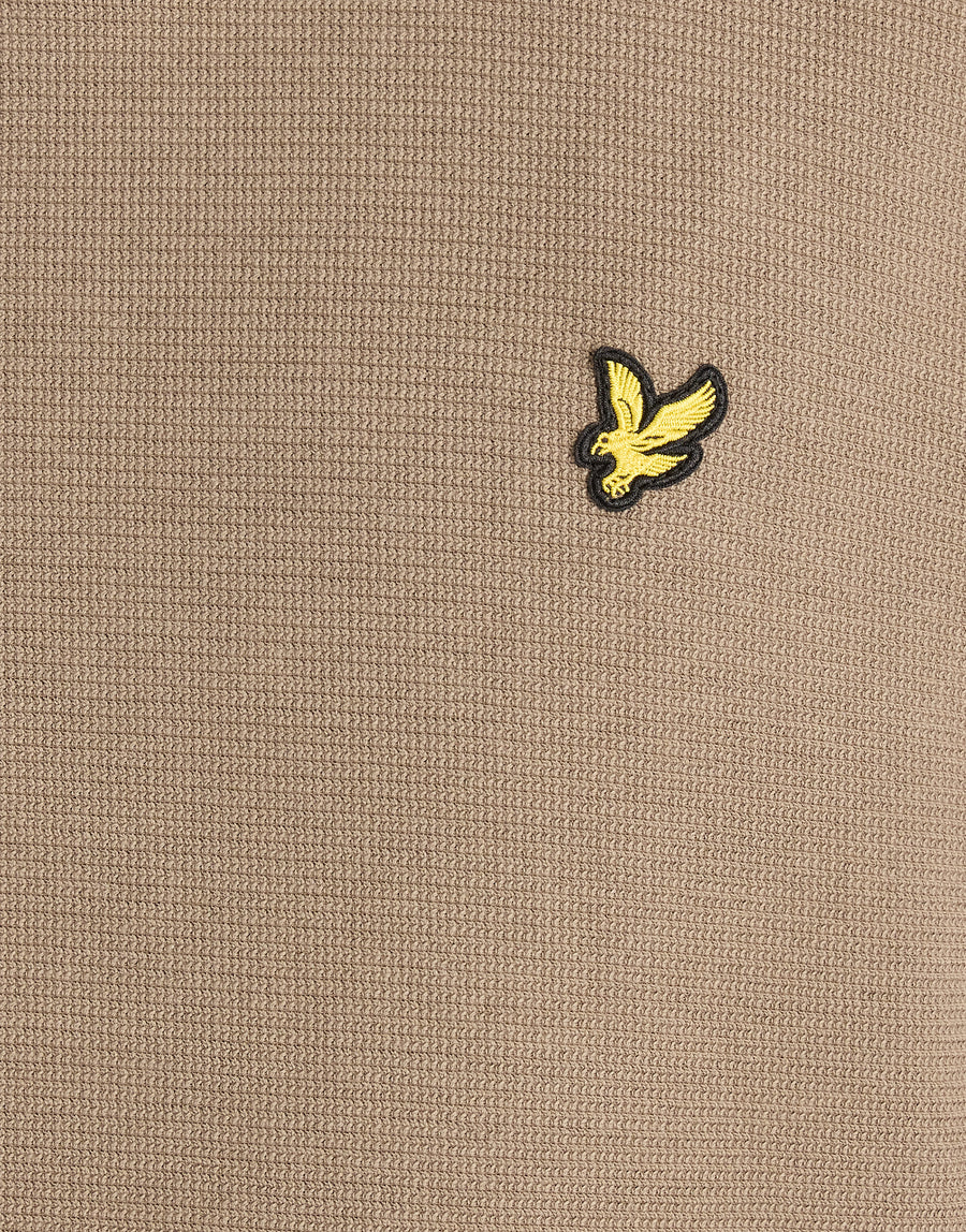 Mann in einem Hoodie mit strukturiertem Rippmuster in der Farbe „Khaki Ash“