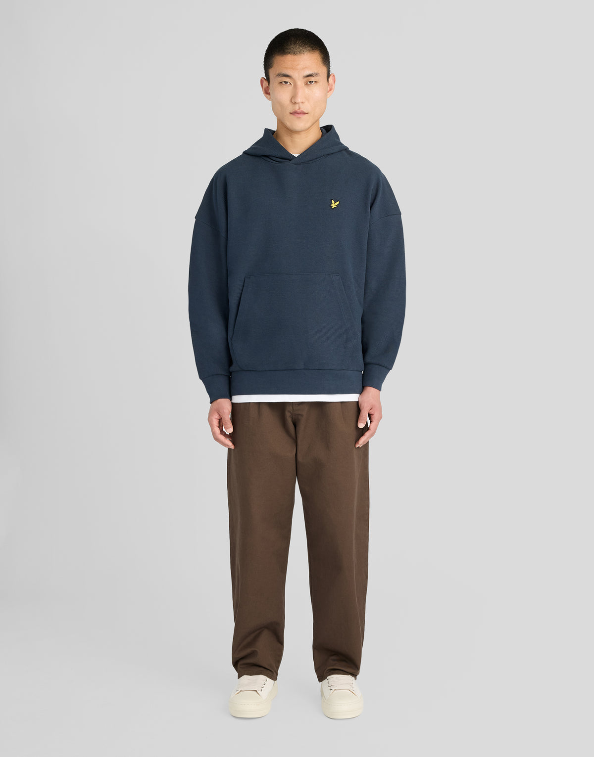 Uomo che indossa una felpa con cappuccio a costine testurizzate in blu navy scuro