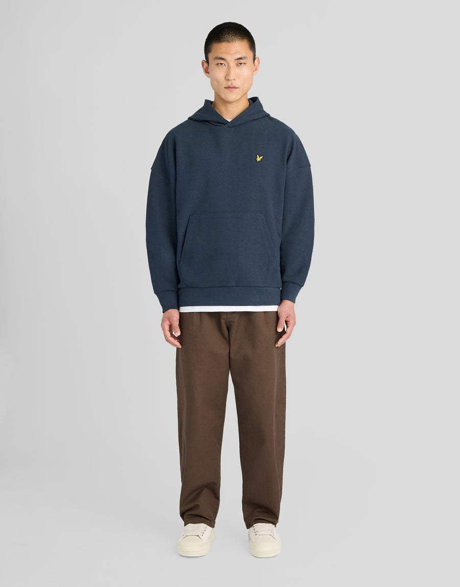 Uomo che indossa una felpa con cappuccio a costine testurizzate in blu navy scuro