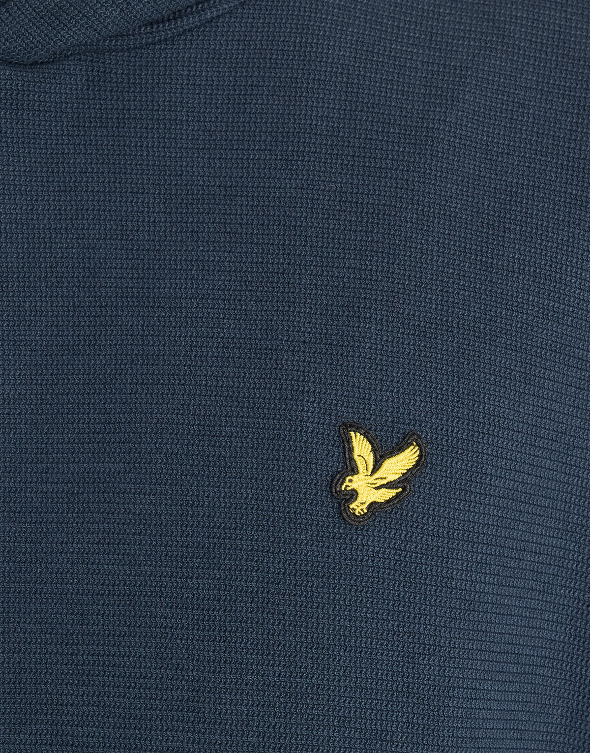 Uomo che indossa una felpa con cappuccio a costine testurizzate in blu navy scuro