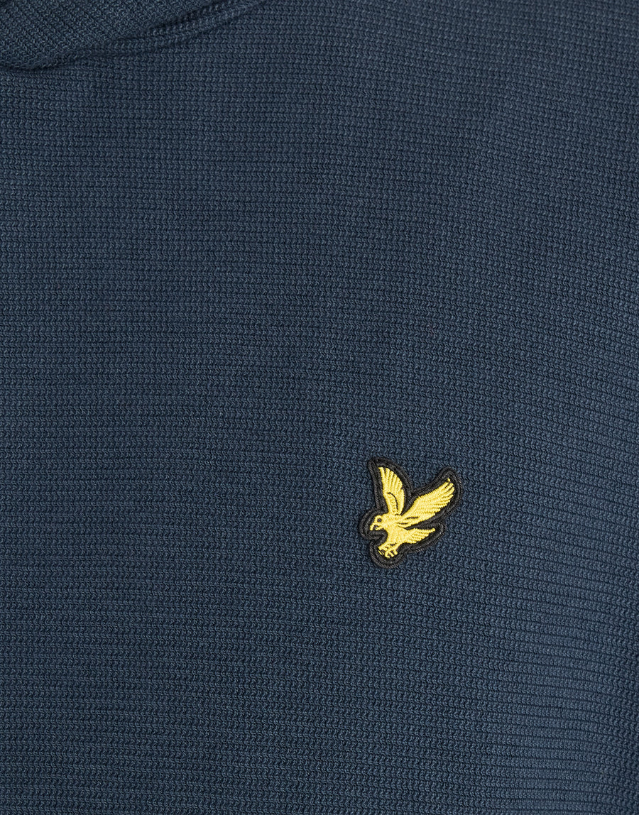 Uomo che indossa una felpa con cappuccio a costine testurizzate in blu navy scuro