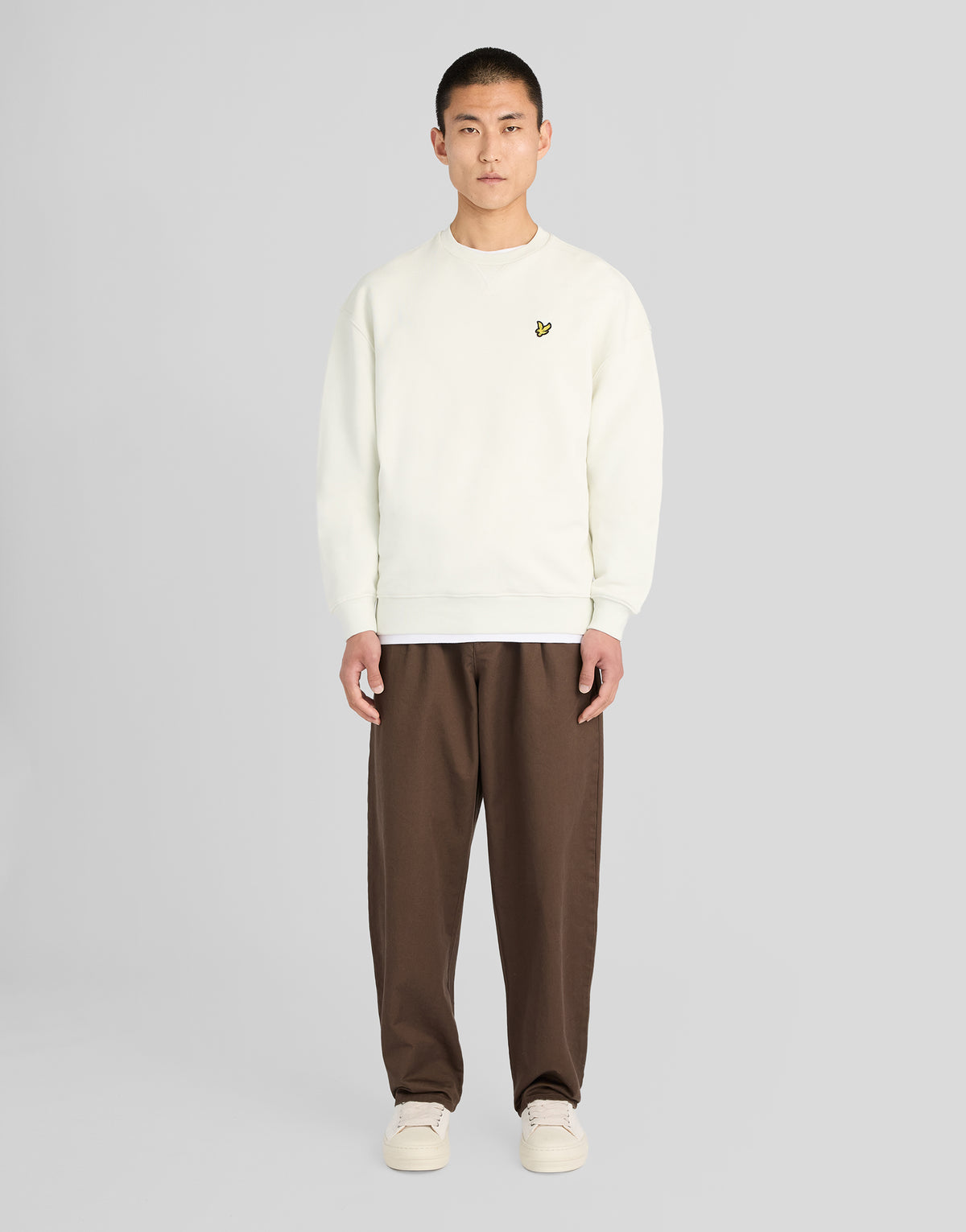 Man in een zware sweatshirt met ronde hals in Antarctica