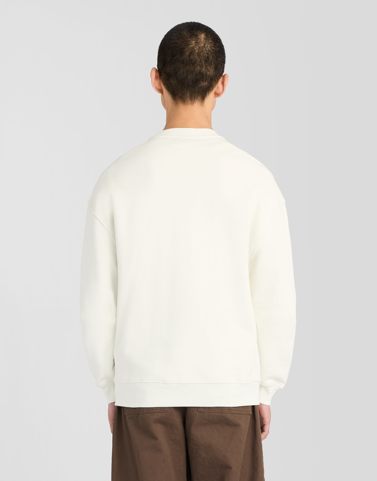 Man in een zware sweatshirt met ronde hals in Antarctica