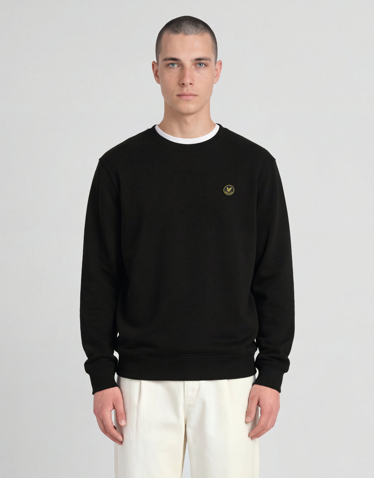 Mann trägt ein „Archive“ Sweatshirt mit Rundhalsausschnitt in Jet Black