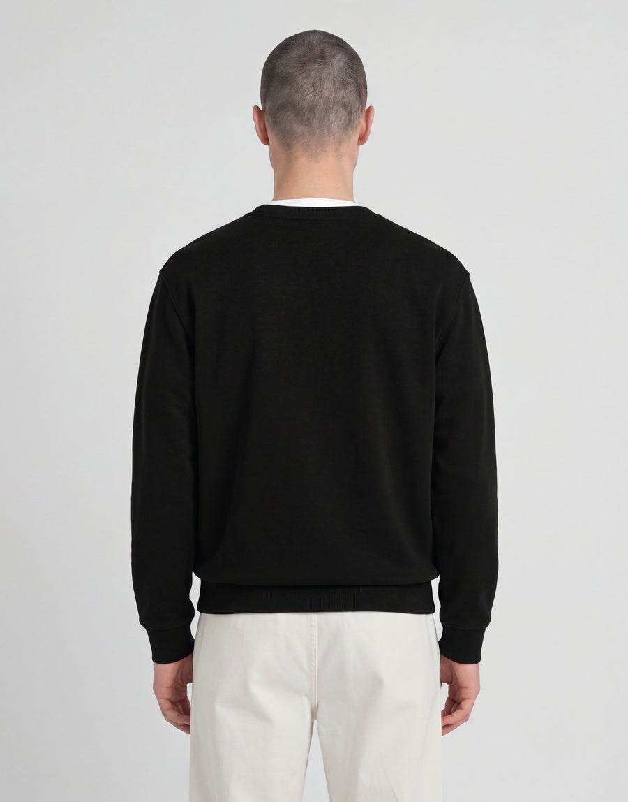 Mann trägt ein „Archive“ Sweatshirt mit Rundhalsausschnitt in Jet Black