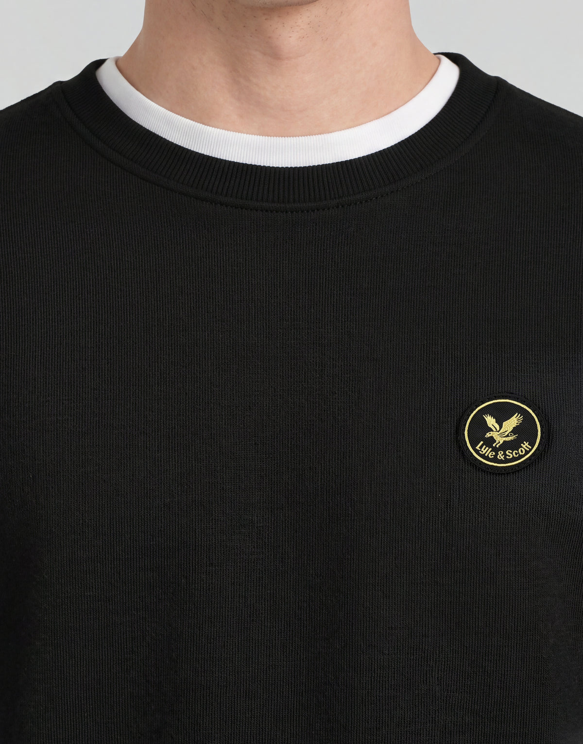 Mann trägt ein „Archive“ Sweatshirt mit Rundhalsausschnitt in Jet Black