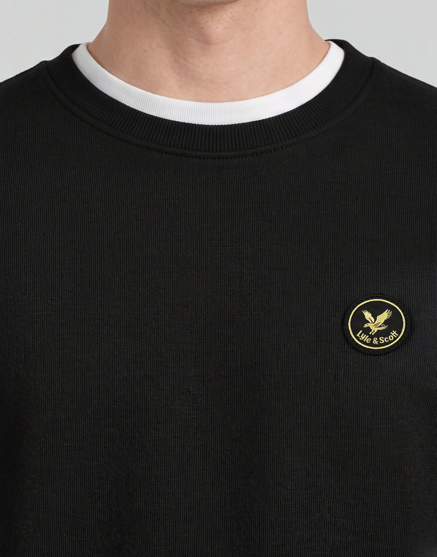 Mann trägt ein „Archive“ Sweatshirt mit Rundhalsausschnitt in Jet Black