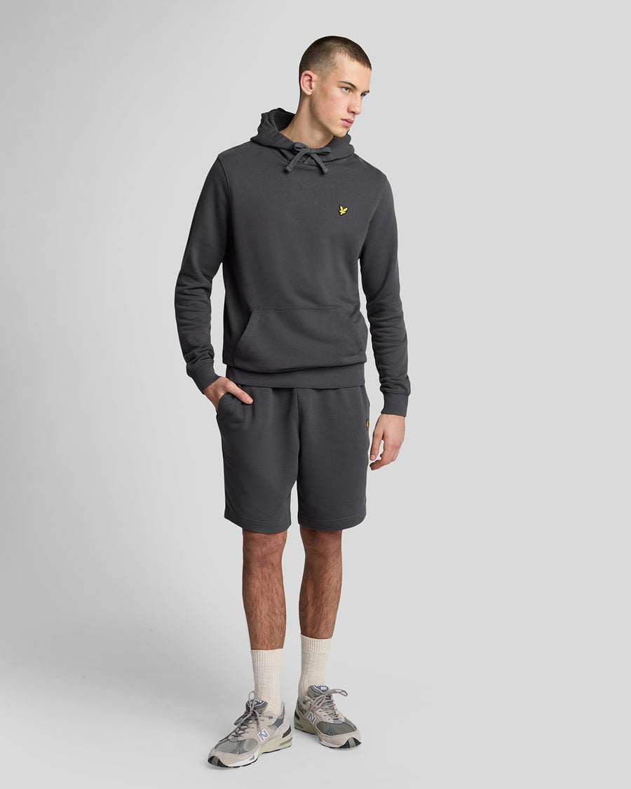 Homme portant un short de survêtement en coton couleur gris métallisé