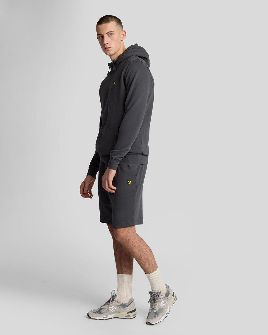 Homme portant un short de survêtement en coton couleur gris métallisé