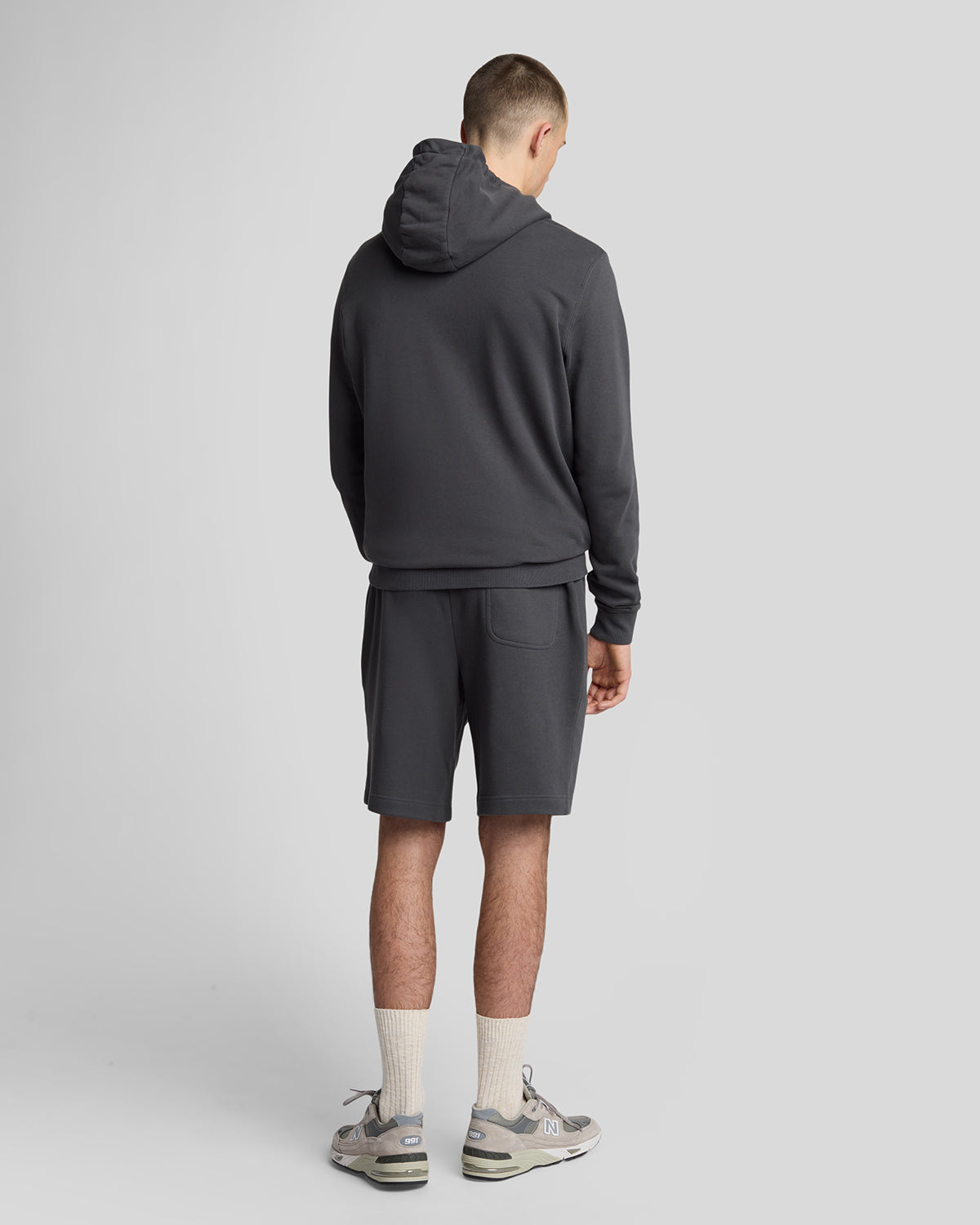 Homme portant un short de survêtement en coton couleur gris métallisé