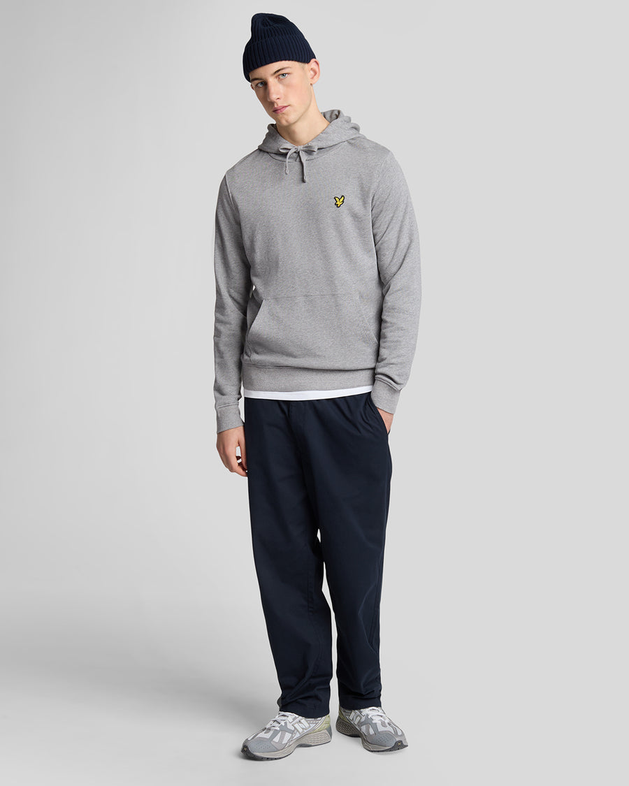 Homme portant un sweat à capuche en coton Loopback, couleur gris chiné moyen