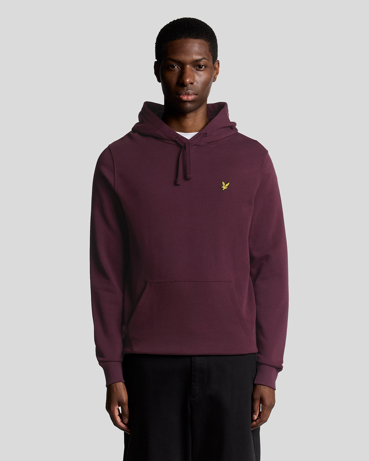 Man draagt een Loopback katoenen hoodie in bordeauxrood