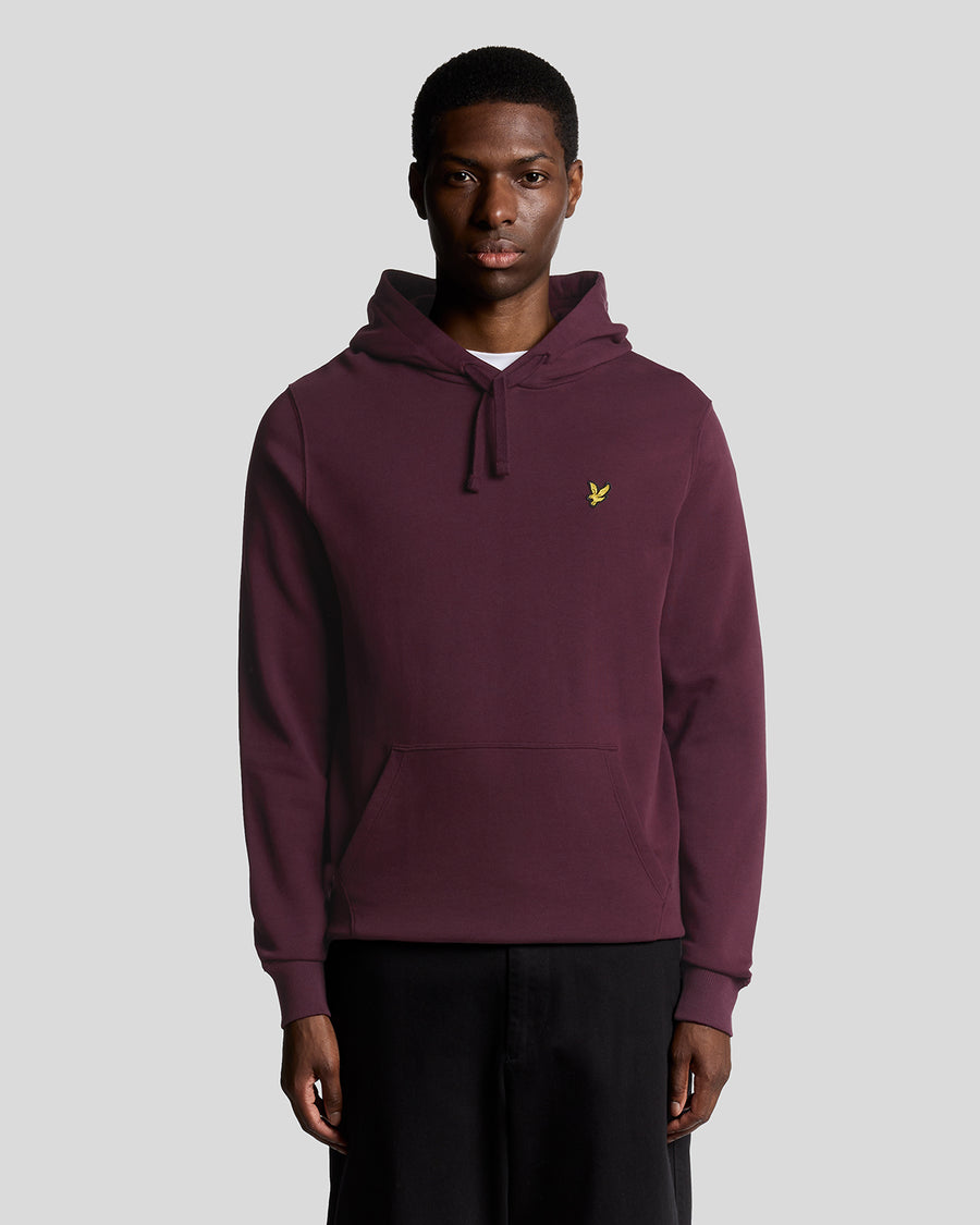 Man draagt een Loopback katoenen hoodie in bordeauxrood