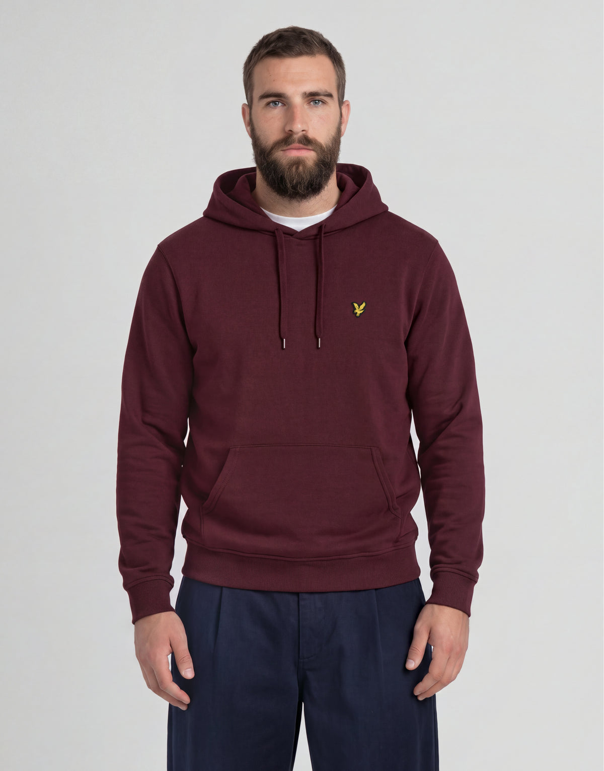 Mann trägt einen „Big & Tall“-Hoodie aus Loopback-Baumwolle in Burgunderrot