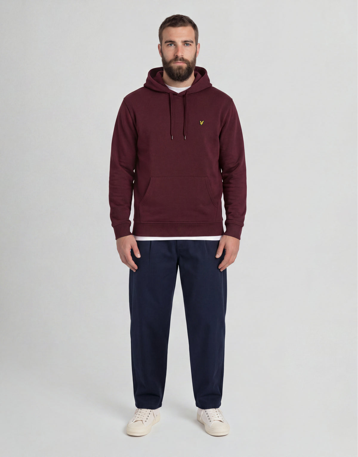 Mann trägt einen „Big & Tall“-Hoodie aus Loopback-Baumwolle in Burgunderrot