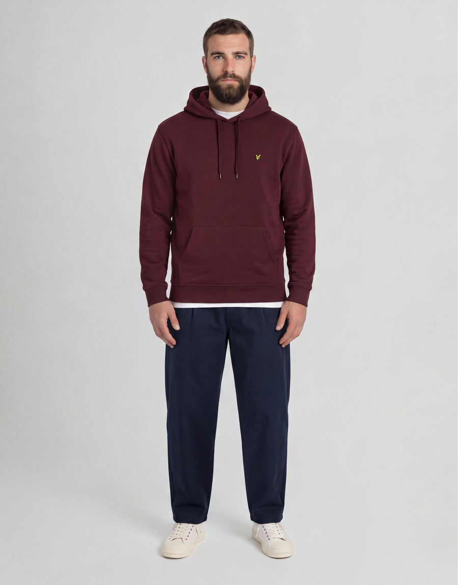 Mann trägt einen „Big & Tall“-Hoodie aus Loopback-Baumwolle in Burgunderrot