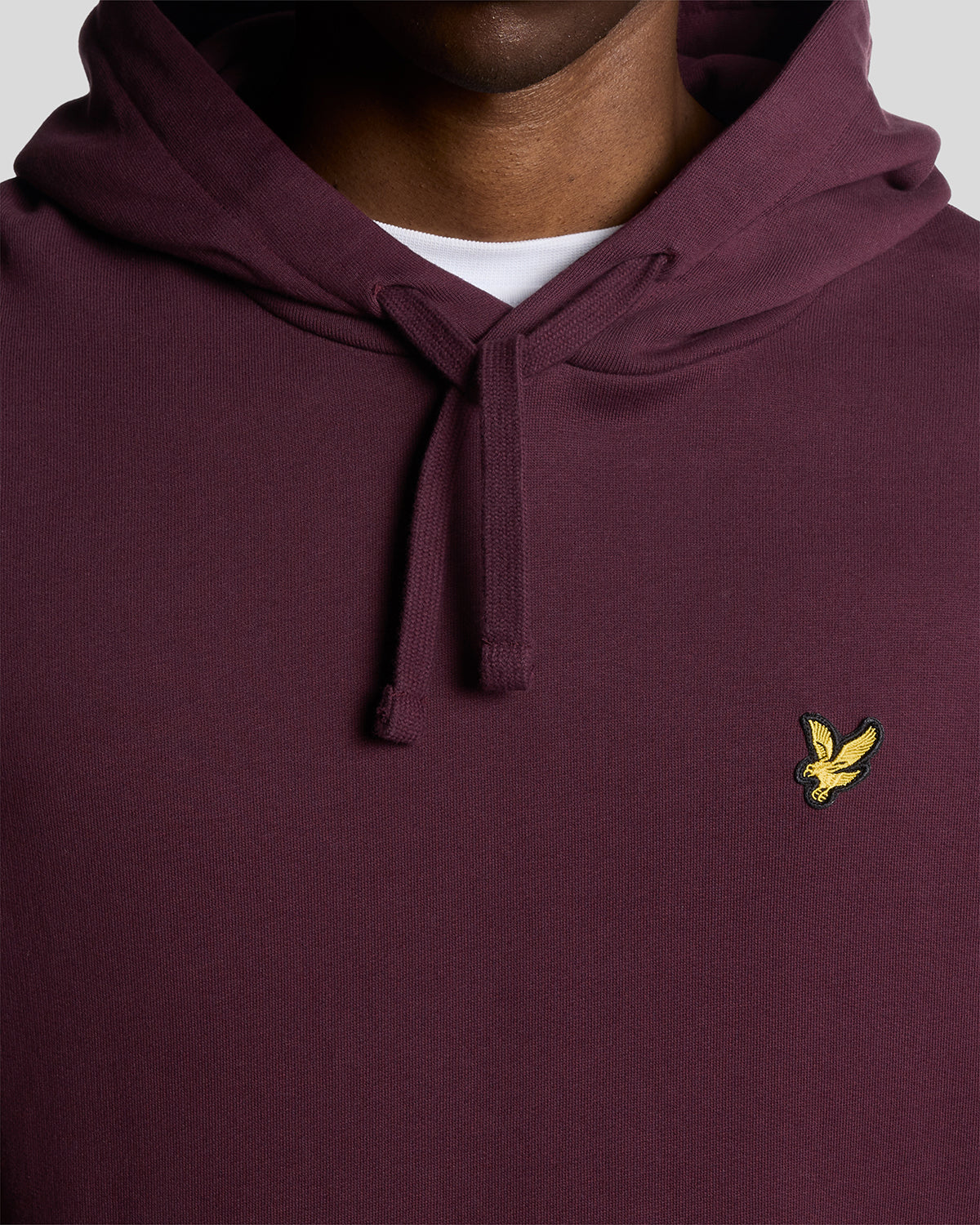 Man draagt een Loopback katoenen hoodie in bordeauxrood