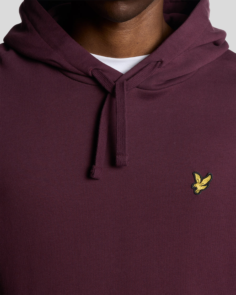 Man draagt een Loopback katoenen hoodie in bordeauxrood