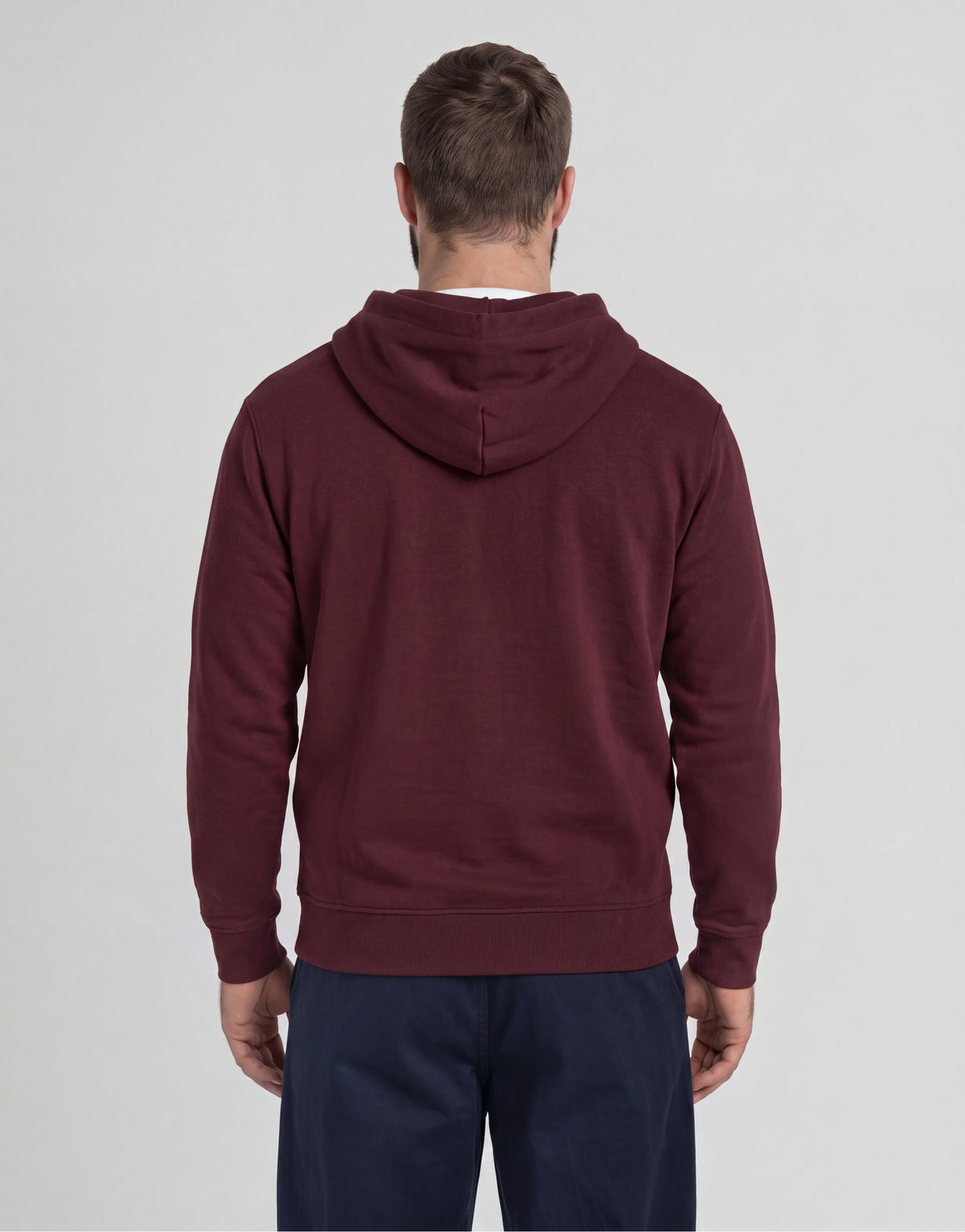 Mann trägt einen „Big & Tall“-Hoodie aus Loopback-Baumwolle in Burgunderrot