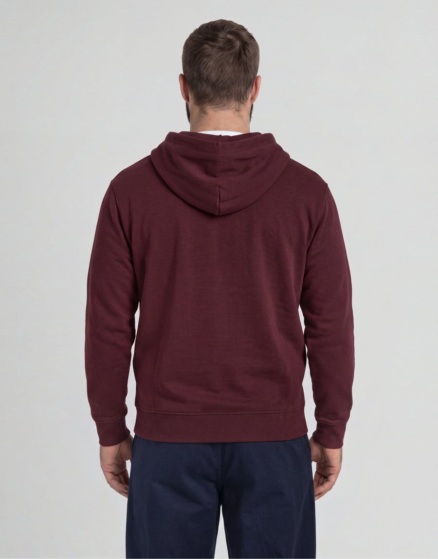 Mann trägt einen „Big & Tall“-Hoodie aus Loopback-Baumwolle in Burgunderrot