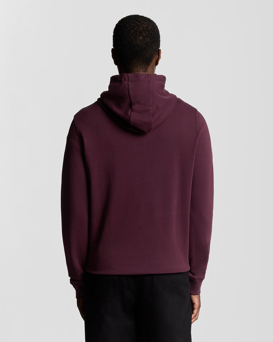 Man draagt een Loopback katoenen hoodie in bordeauxrood