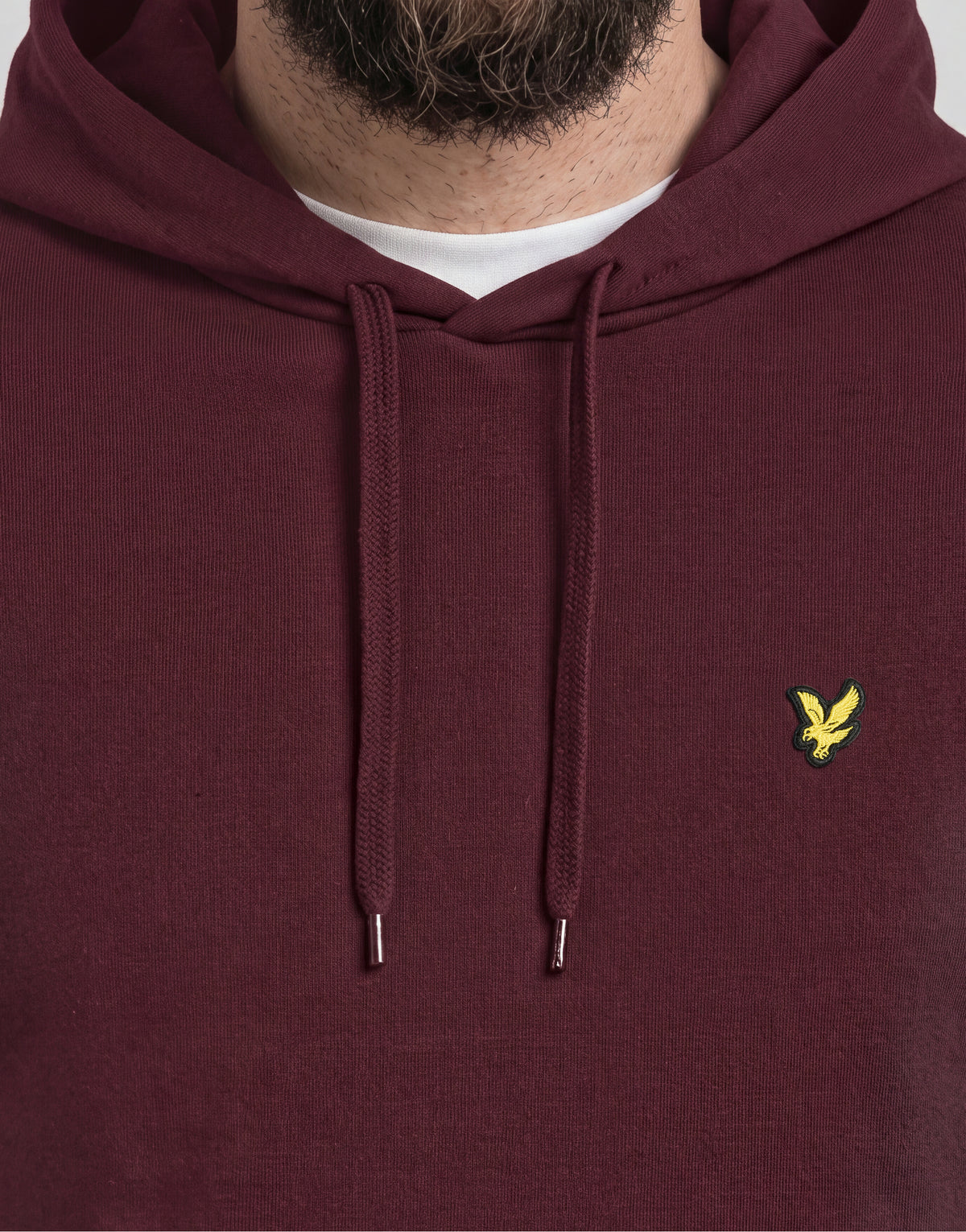 Mann trägt einen „Big & Tall“-Hoodie aus Loopback-Baumwolle in Burgunderrot