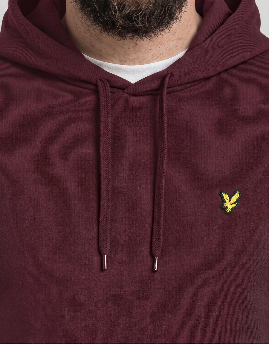Mann trägt einen „Big & Tall“-Hoodie aus Loopback-Baumwolle in Burgunderrot