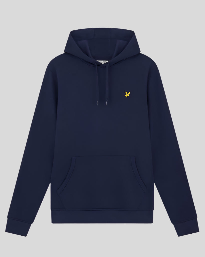 Un homme porte un sweat à capuche en coton Loopback bleu marine
