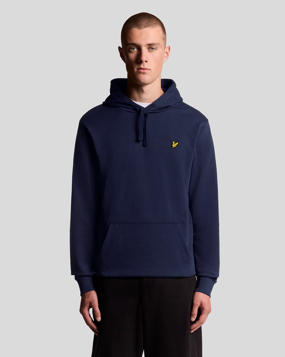 Un homme porte un sweat à capuche en coton Loopback bleu marine