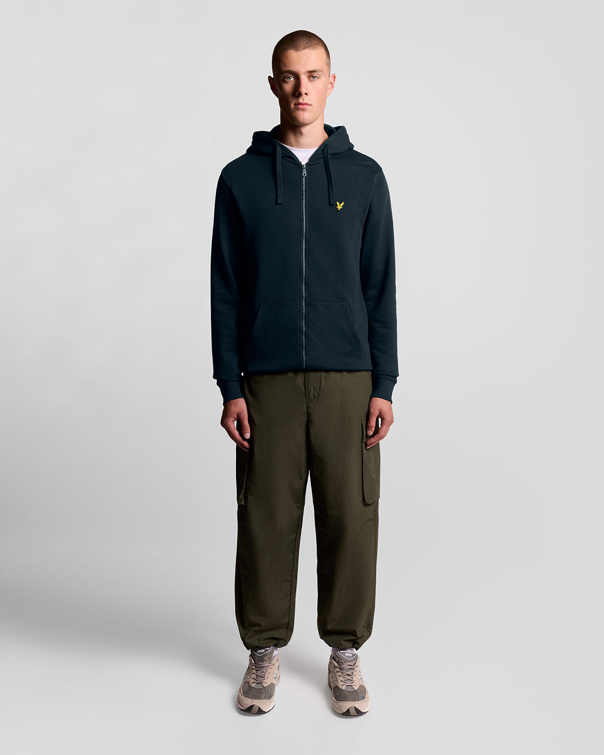 Homme portant un sweat à capuche en coton Loopback à fermeture éclair intégrale, couleur bleu marine foncé