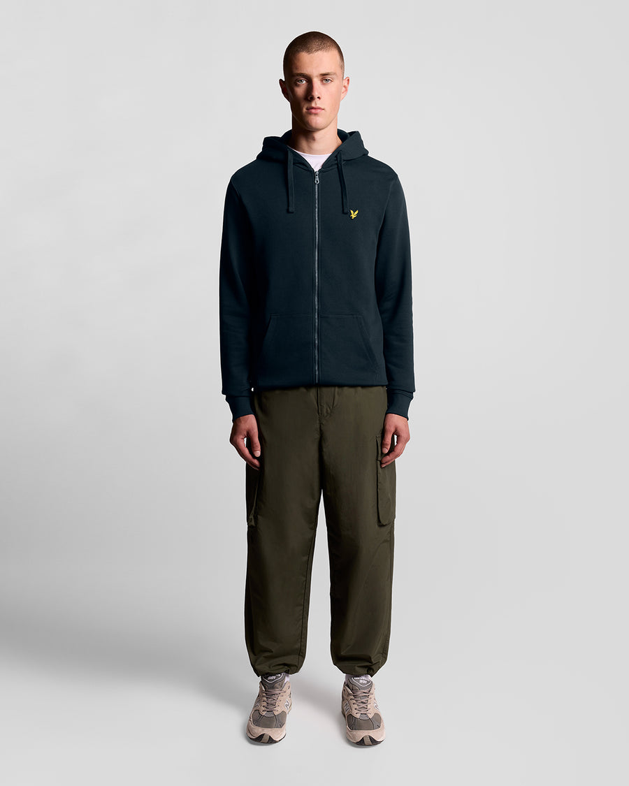 Homme portant un sweat à capuche en coton Loopback à fermeture éclair intégrale, couleur bleu marine foncé
