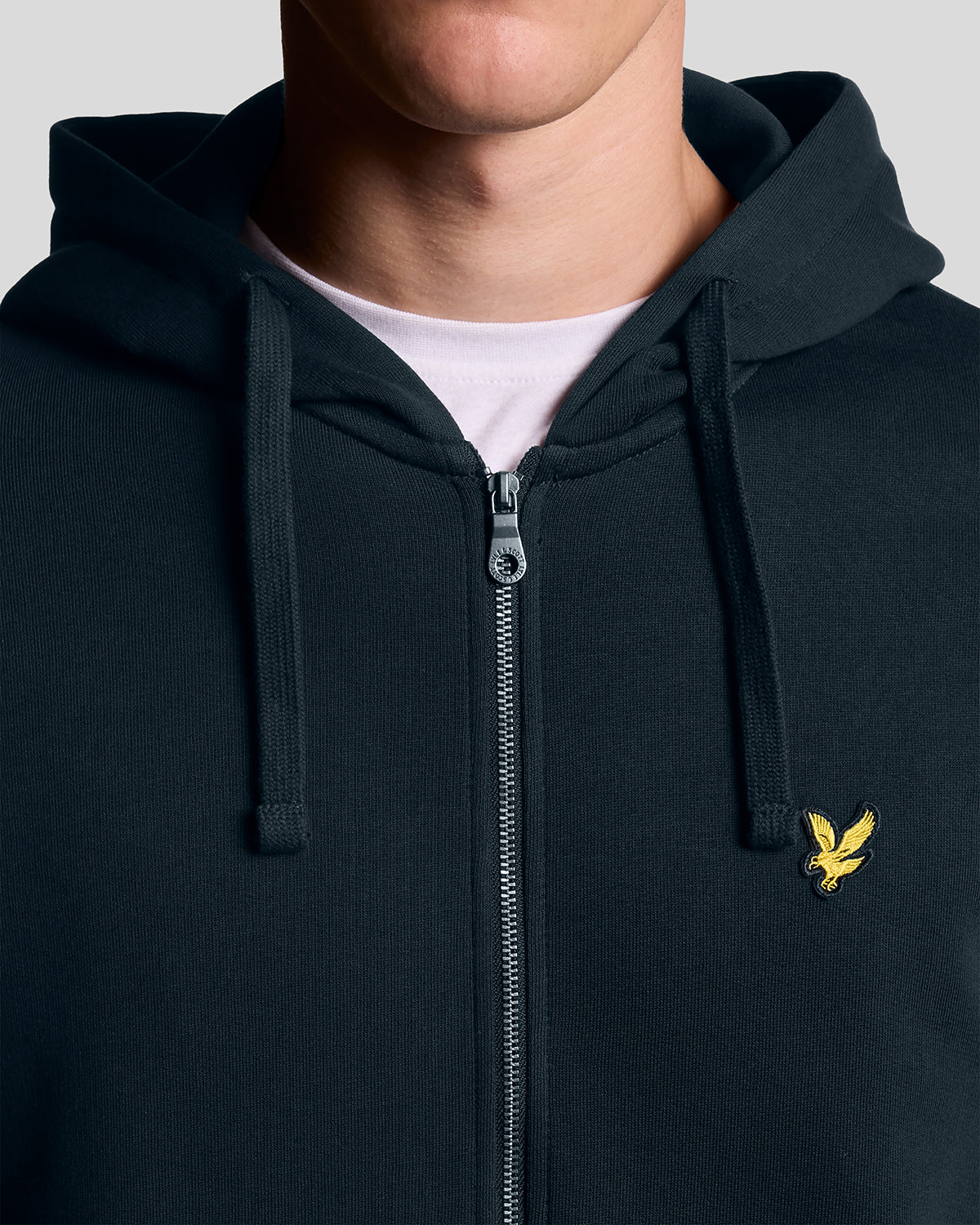 Homme portant un sweat à capuche en coton Loopback à fermeture éclair intégrale, couleur bleu marine foncé